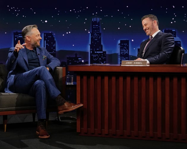 番組「ジミー・キンメル・ライブ！」で司会を務めるジミー・キンメル氏（右）