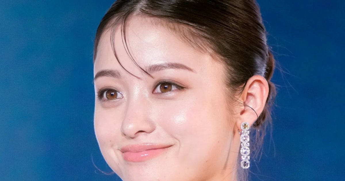 橋本環奈と向井理、極寒のドラマロケならではの「撮影待ちスタイル」が話題⇨「似合いすぎてる！」