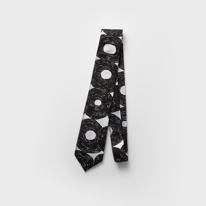 佐々木早苗氏「無題（丸）」のネクタイ