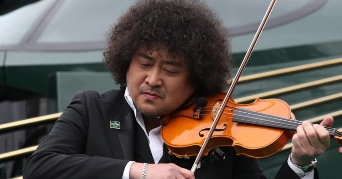 葉加瀬太郎、福岡・長浜で「替え玉文化発祥のラーメン店」を“そっくり”奏者と満喫⇨食べ方まで息ピッタリ！