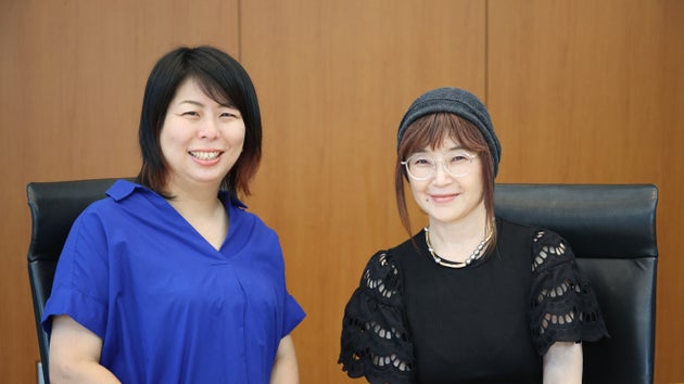 （左から）ハフポストの泉谷由梨子編集長とブレイディみかこさん