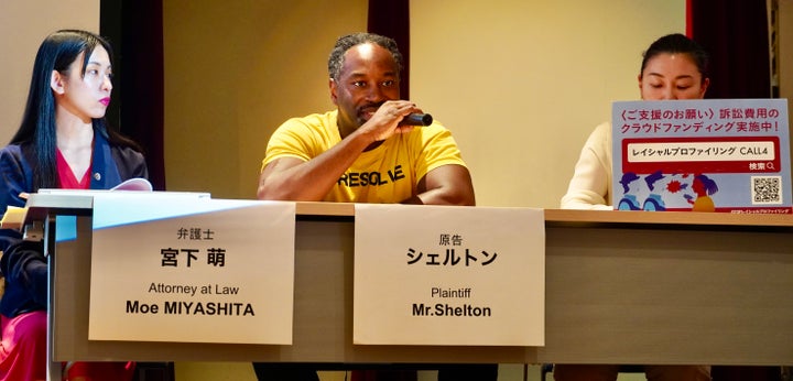 原告のシェルトンさん(中央)=東京都内、2025年9月25日撮影
