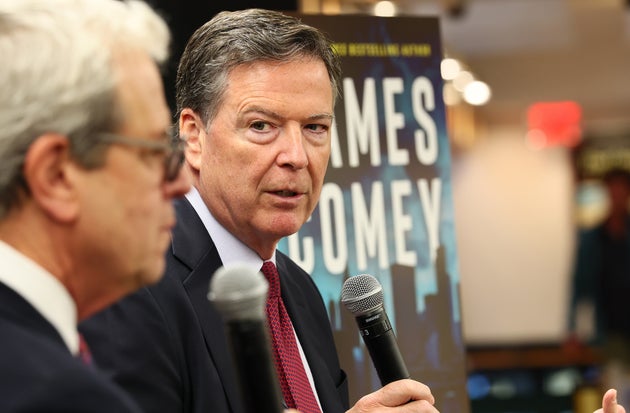 ニューヨークの書店で開かれたイベントに出席したジェームズ・コミー元FBI長官(2025年5月19日）