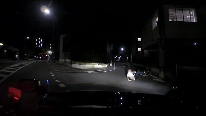 飲酒運転の自転車が転倒する様子