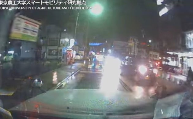 対向車のライトが路面に反射する様子