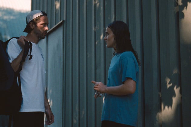 初めは新コーチのバッキー（左）に反発するジュリーだが、徐々に打ち解けていく