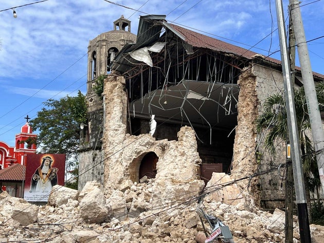 セブ州にあるサンタ・ロサ・デ・リマ大司教区聖堂の被害の様子