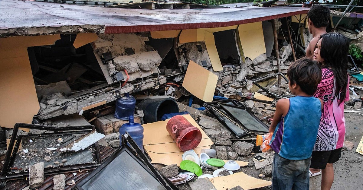 フィリピン・セブ島沖でM6.9の地震、死者は69人に。教会が崩壊、涙を