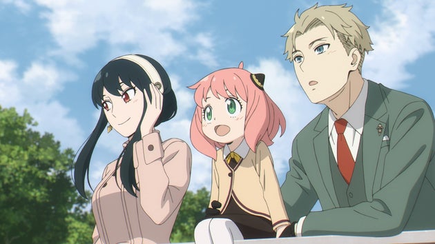 SPY×FAMILYのフォージャー家。左からヨル、アーニャ、ロイド。