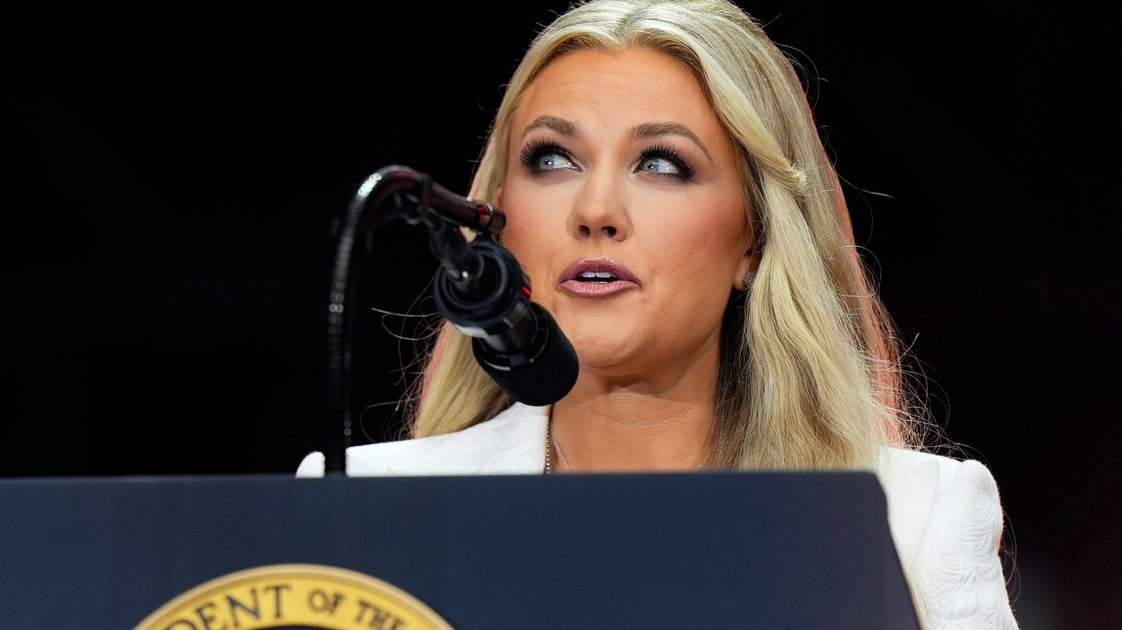 Image for article MAGA Christians Want Wives To Stay At Home But Theres An Ironic Hypocrisy