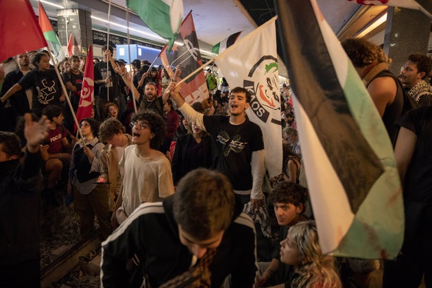 イタリア・ナポリで「グローバル・スムード船団」を支持して集う人々（2025年10月1日）