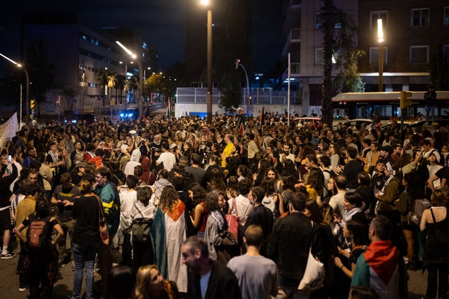 「グローバル・スムード船団」がイスラエルに拿捕されたことを受けて呼びかけられた抗議行動。スペイン・バルセロナのイスラエル総領事館前で、数百人が集会を行った（2025年10月1日）