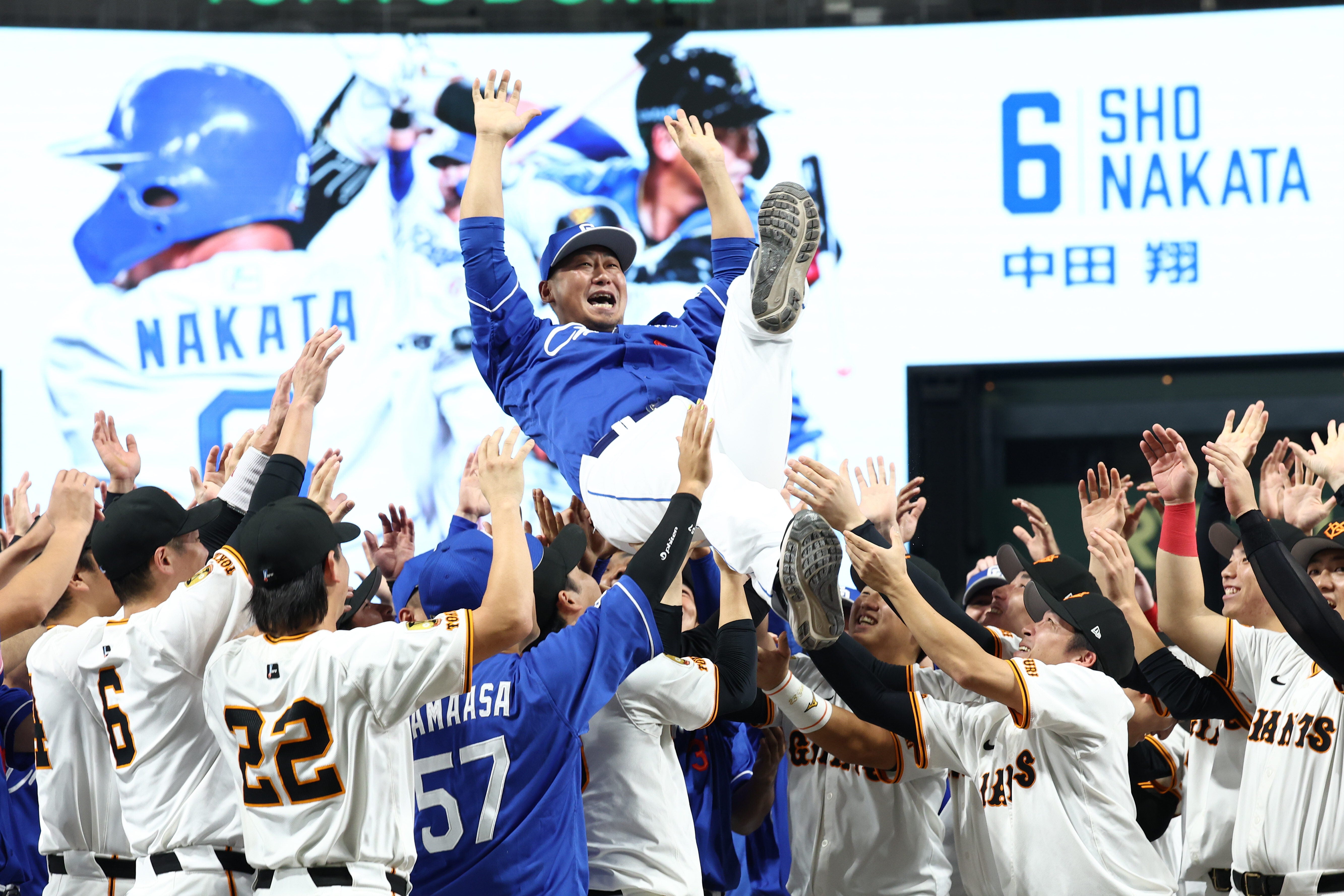 中田翔からの引退記念品を中日・小田幸平コーチが公開 東京ドーム最終
