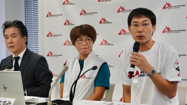 記者会見を開く国境なき医師団の（右から）松田隆行さん、中池ともみさん、村田慎二郎さん