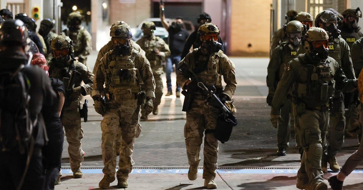 https://img.huffingtonpost.com/asset/68e1b6d51800008e2d5d1159.jpeg?cache=KUbK9pnc3J&ops=1200_630