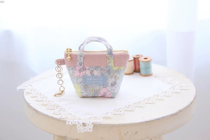 北川さん発案の「ハンドル付きマイクロポーチ」