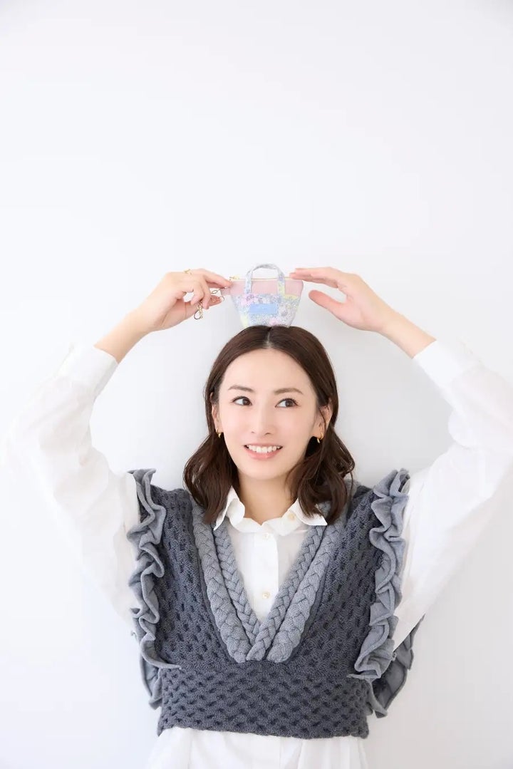 北川さんが発案・制作した手のひらサイズの「ハンドル付きマイクロポーチ」（撮影／天田恵美子）