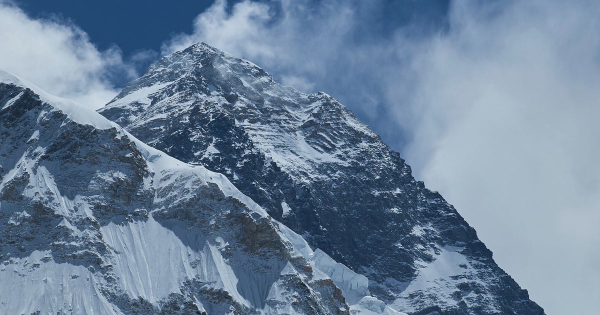 Hundreds Trapped On Mount Everest Amid Heavy Snow Hundreds Trapped On Mount Everest Amid Heavy Snow