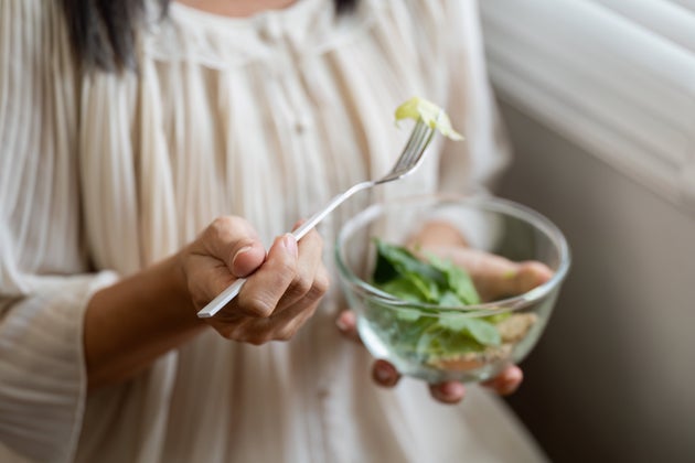 更年期や男性更年期におけるホルモン変化が、人生の後半で摂食障害を引き起こす大きな要因になる