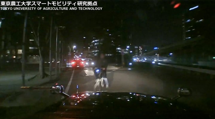 自転車と車が衝突する様子