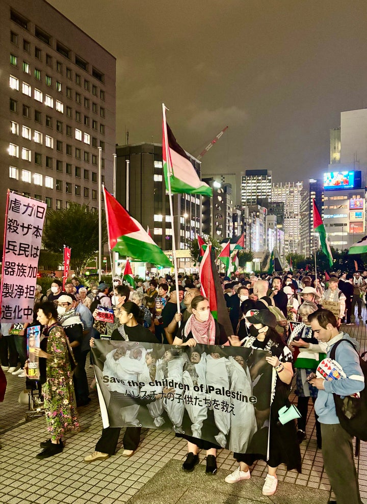 デモの参加者たちは、パレスチナの旗などを掲げ、ジェノサイドをとめるよう日本政府に求めた