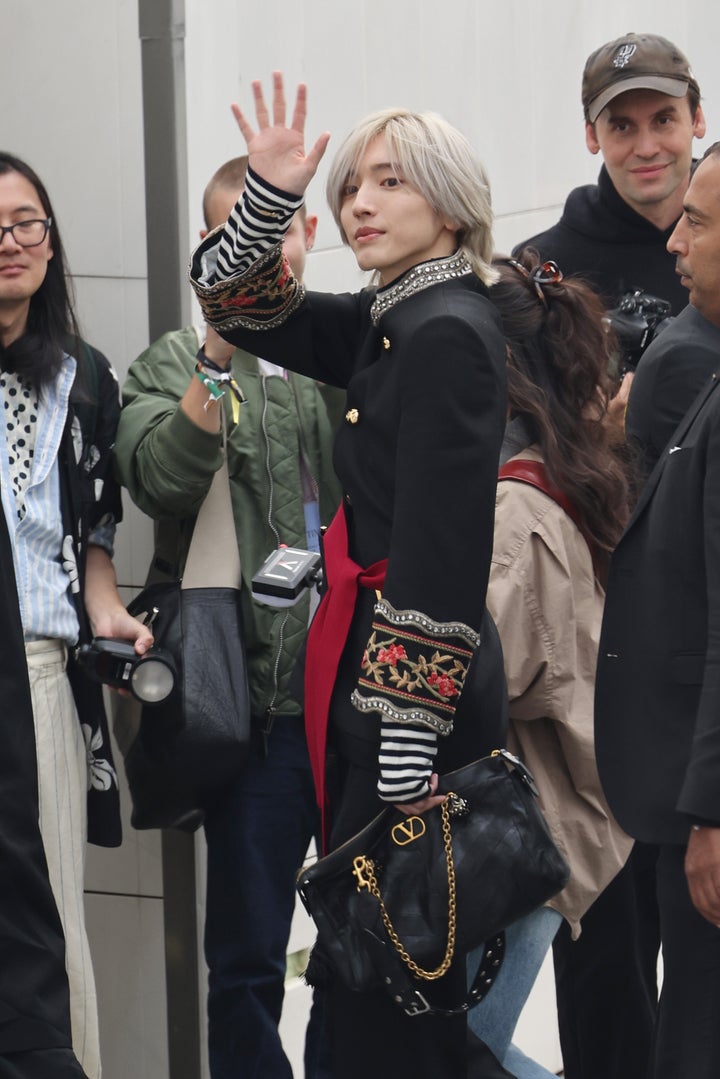 【画像】道枝駿佑の「プラチナブロンド」ヘアに反響「衣装とのバランスが完璧」ヴァレンティノのショーに登場 | ハフポスト 画像枠