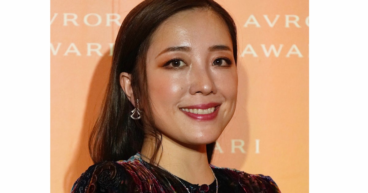 平原綾香、私服のユニクロ「ちいかわ」Tシャツコーデで空港に。「ちいかわで話が入ってこない」「うさ推しとみたっ!!」