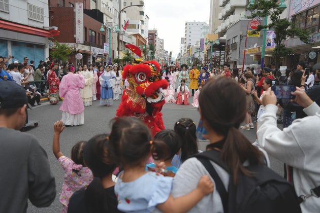 スマートフォンで写真や動画を撮影する人たちも多くいた。