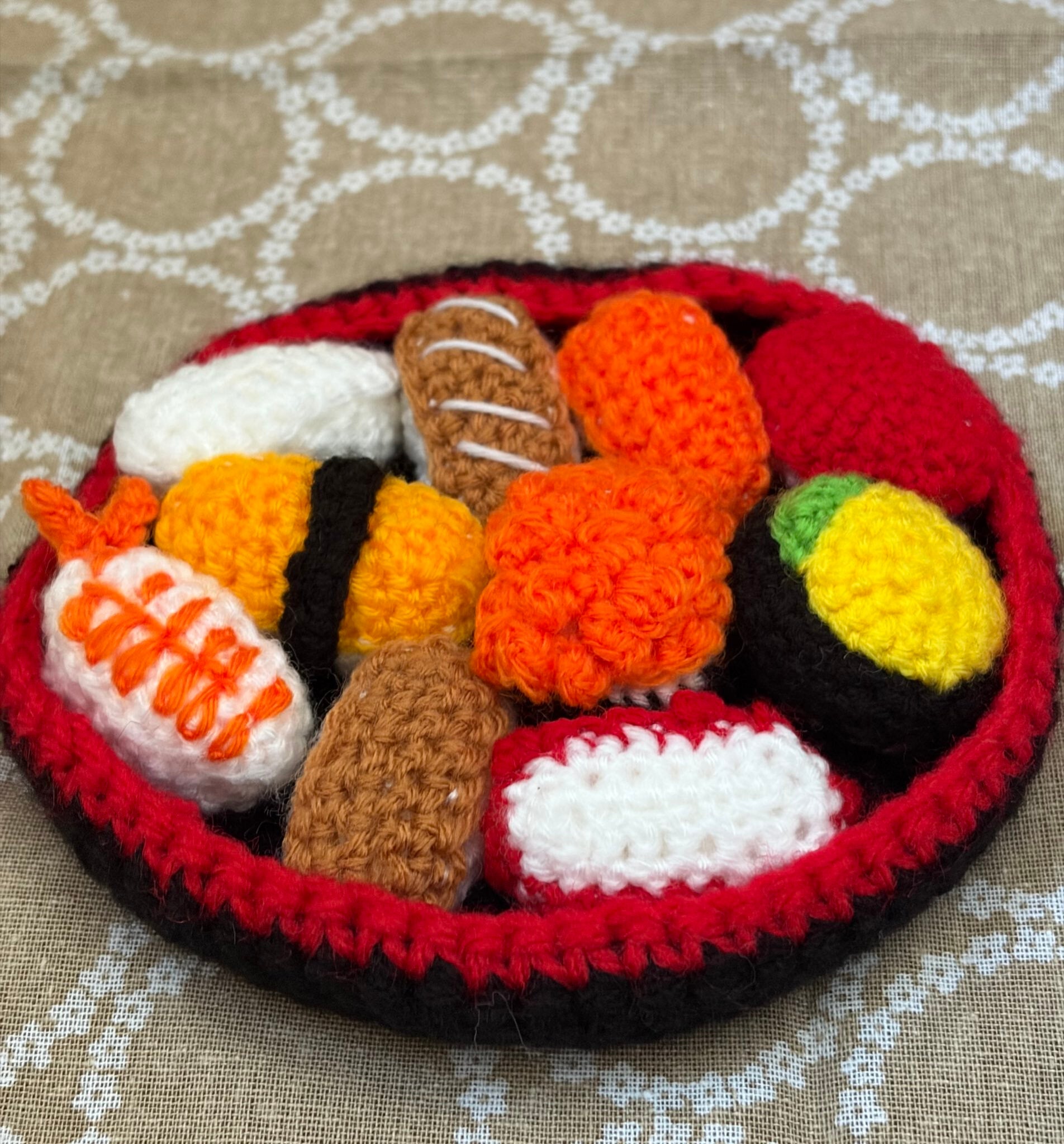 ひ孫のために手作りした“お寿司の編みぐるみ”に「おばあちゃんスゴ技