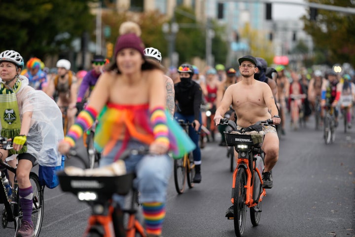2025年10月12日（日）、オレゴン州ポートランドで行われた「全裸自転車デモ」に参加する人々。