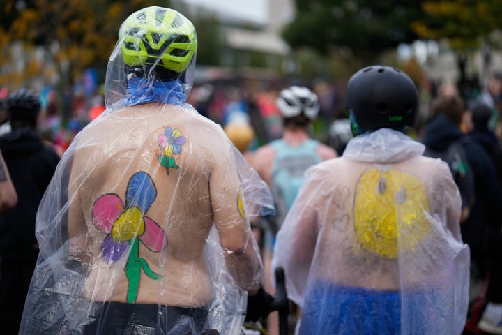 2025年10月12日（日）、オレゴン州ポートランドで行われた「全裸自転車デモ」の準備をする人々。