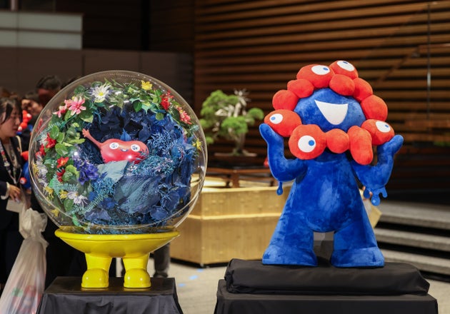 トゥンクトゥンク（左）とミャクミャク（右）