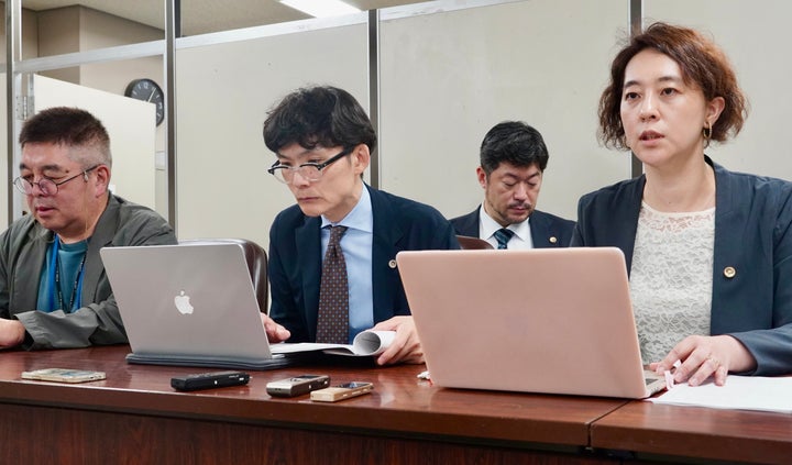 高裁の判決後、記者会見を開く西山温子弁護士(右)ら原告側弁護団