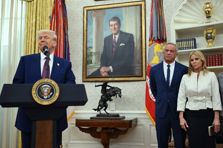 Comic Particulars How RFK Jr. Brought about Her To Finish Shut Friendship With Cheryl Hines - The Boston Courier 4 Trump speaks before a swearing-in ceremony for Kennedy as Hines and her husband stand behind him in February.