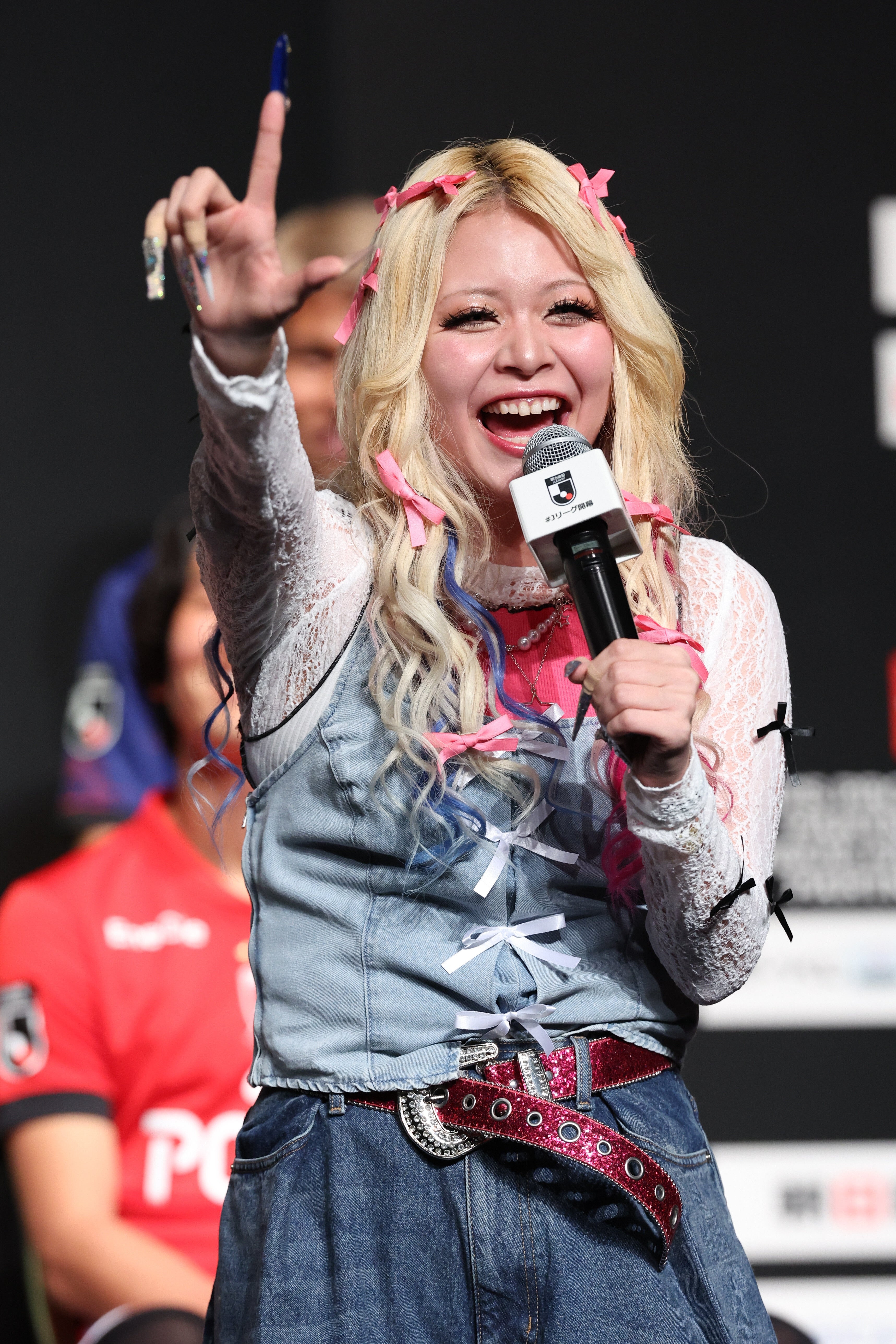 ギャル芸人、井川遥の手で“別人級”のイメチェン⇨GUのデニムスタイルに「大人ギャルすぎる」と反響