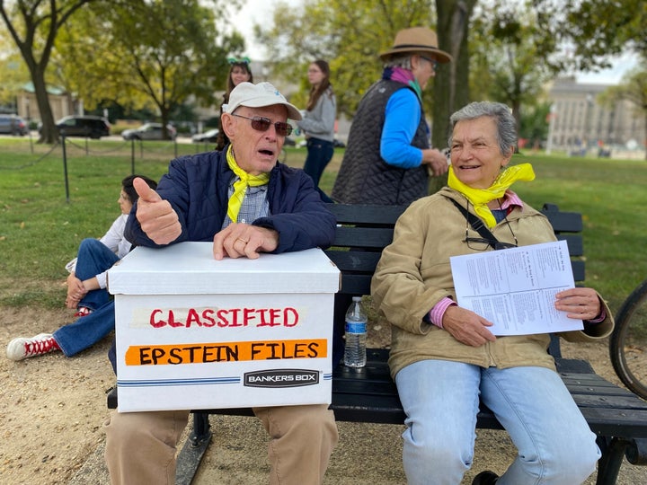 Mientras un manifestante en DC sostiene una caja etiquetada "Archivos clasificados de Epstein," refiriéndose a la negativa del presidente Donald Trump a revelar más información sobre el difunto traficante sexual.