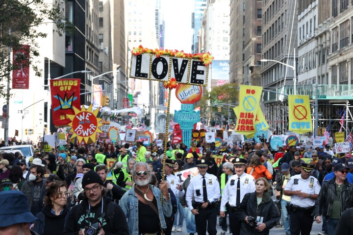 La gente participa en un "Sin reyes" día nacional de protesta en Nueva York el 18 de octubre de 2025. Desde Nueva York hasta San Francisco, se espera que millones de estadounidenses salgan a las calles para expresar su enojo por las políticas del presidente Donald Trump a nivel nacional "Sin reyes" protestas. (Foto de TIMOTHY A.CLARY/AFP) (Foto de TIMOTHY A.CLARY/AFP vía Getty Images)
