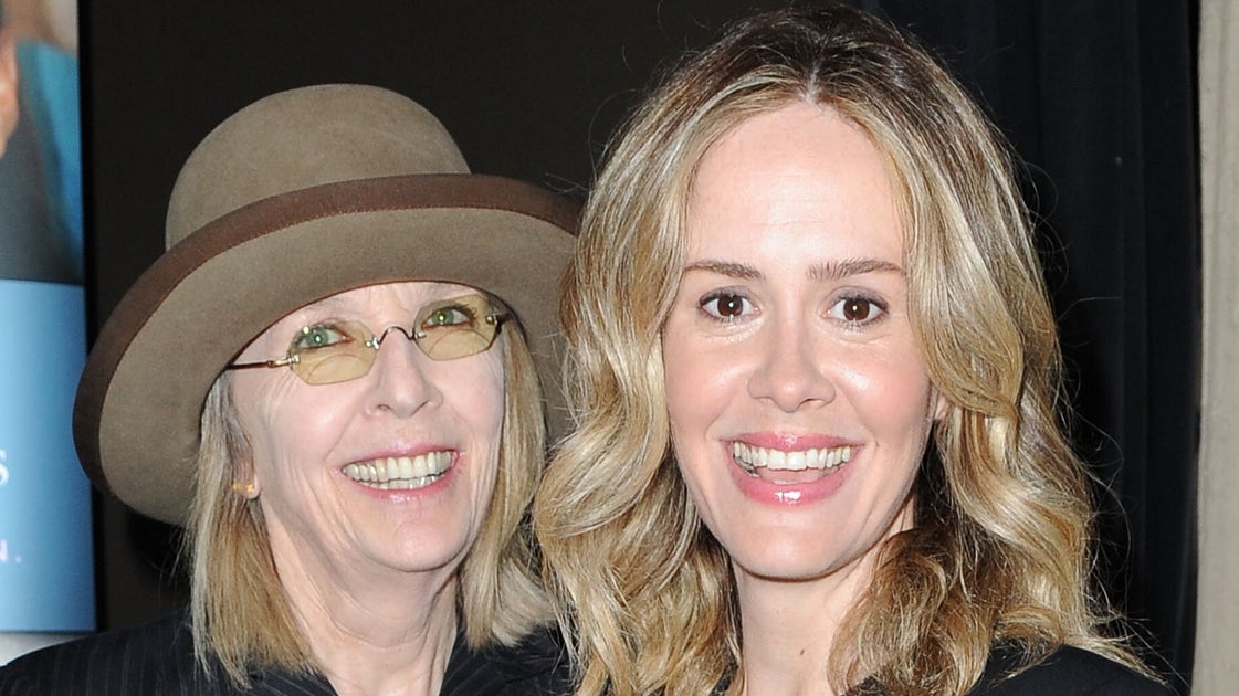 Sarah Paulson kämpft mit den Tränen, als sie emotional auf Diane Keatons ...