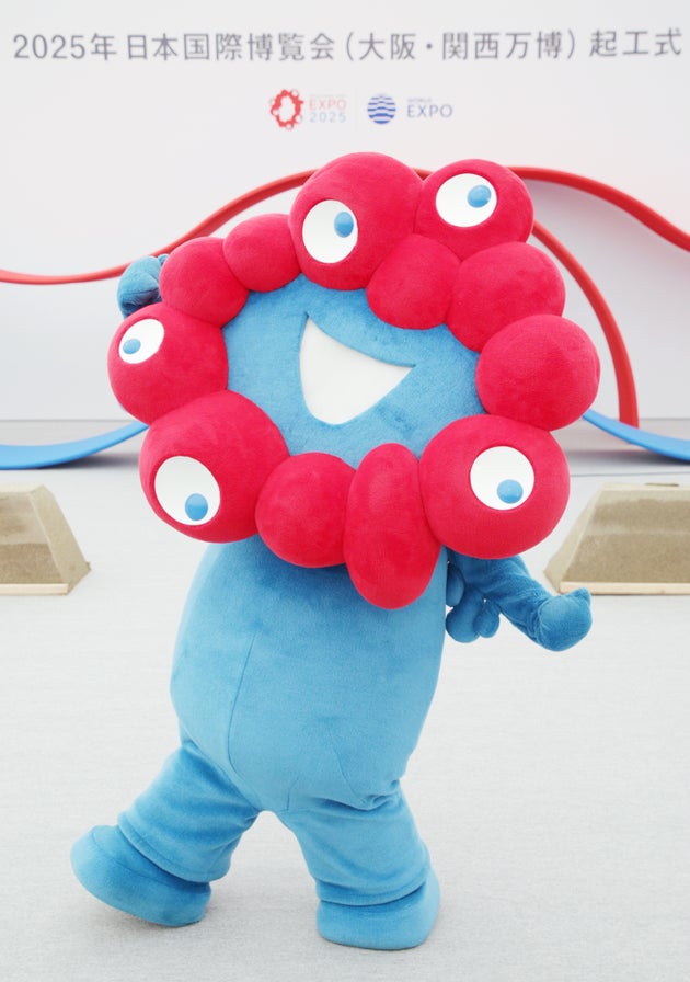 大阪・関西万博の起工式に登場したミャクミャク＝2023年4月