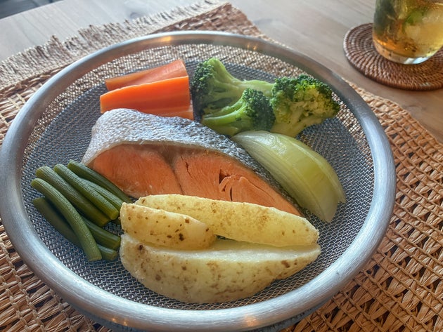 無印良品の「ステンレス平ザル」。食卓にもそのまま出せます。