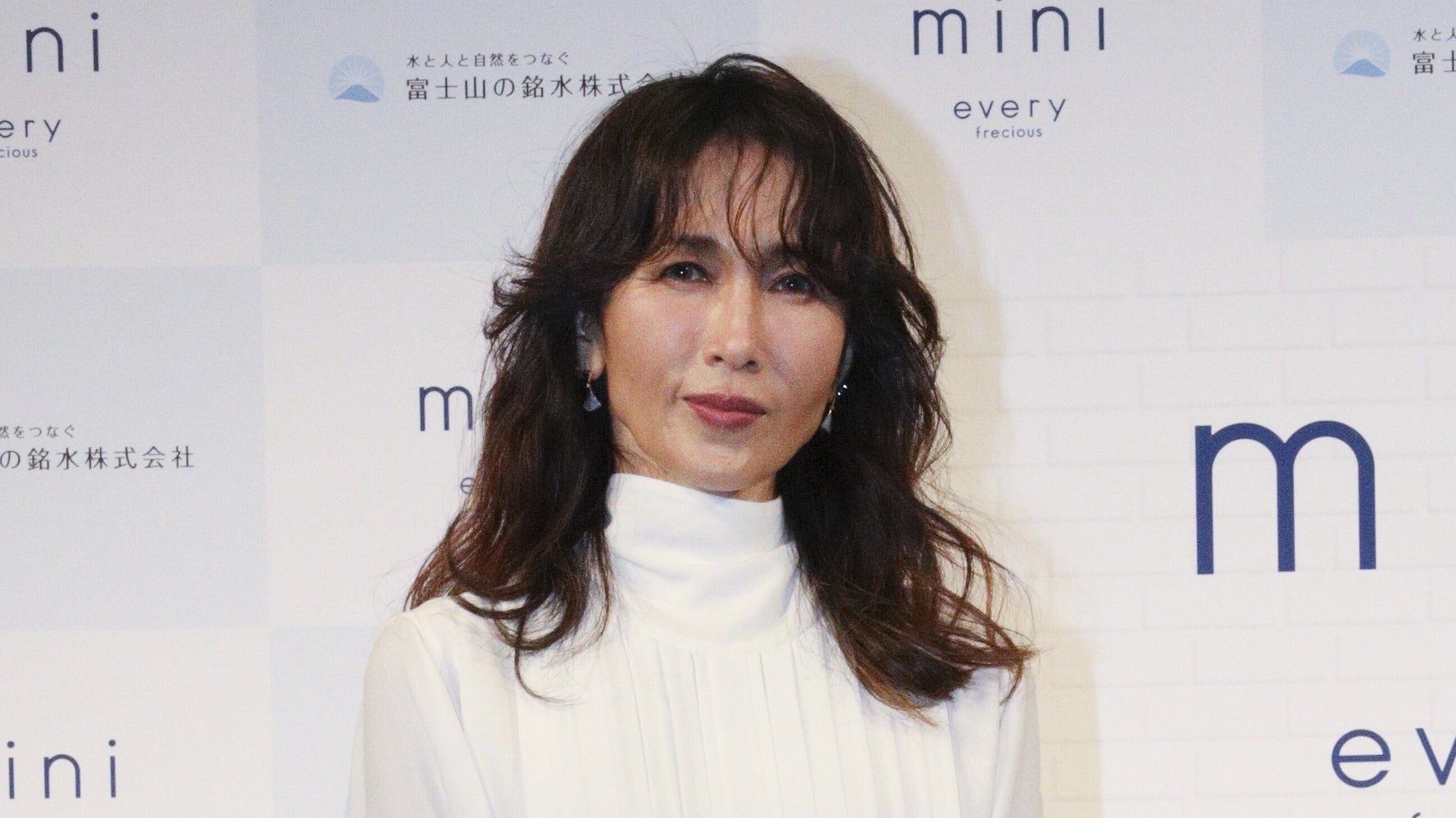 工藤静香、長女Cocomiが買ってくれた「天使の羽」を紹介。「恐ろしく 