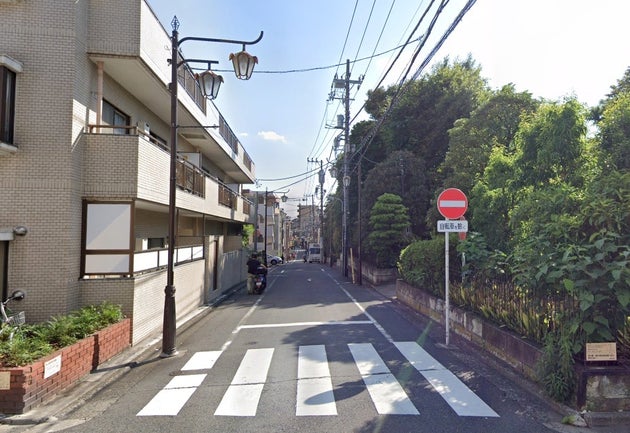 一方通行の標識がある道路