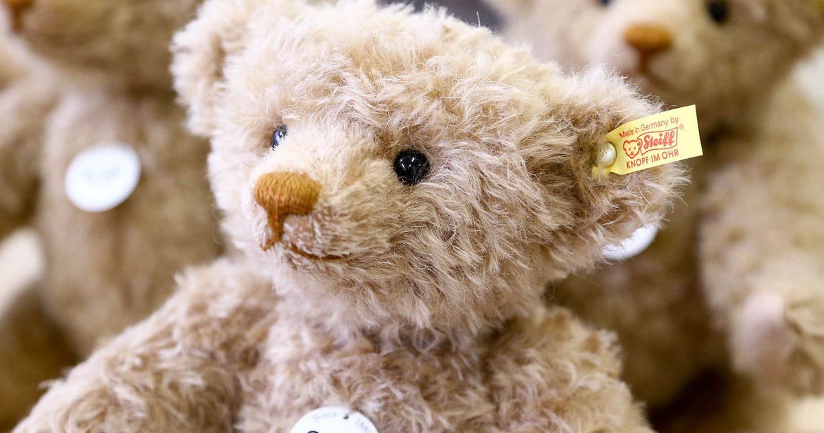 Steiff × FEILER ぬいぐるみとハンカチセット シュタイフの「テディベア」が、フェイラーのハンカチになった