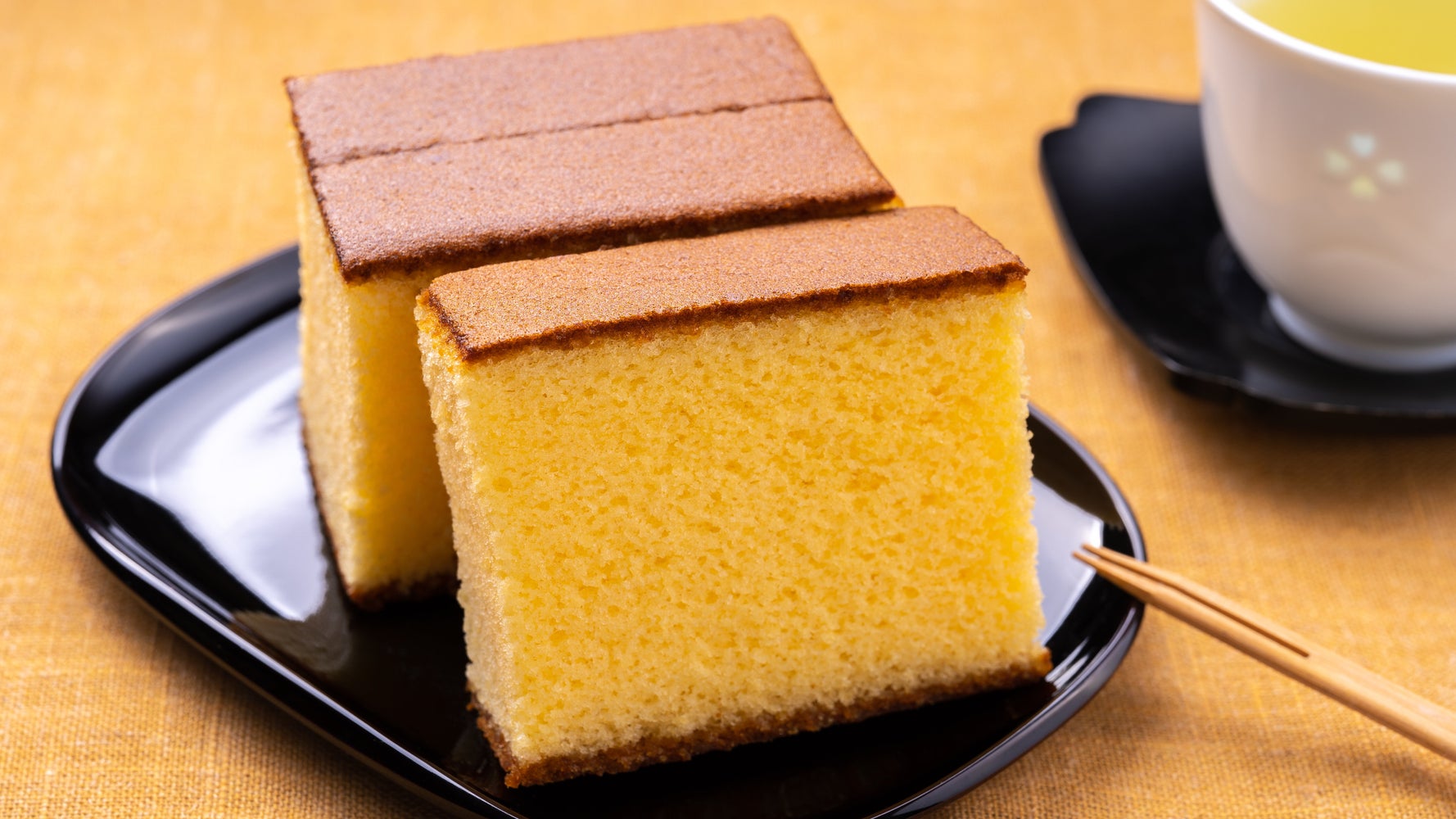 福砂屋の「カステラ」と近沢レースのコラボハンカチを再販。カステラ柄