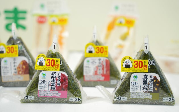 おにぎりなどに貼られた「涙目シール」