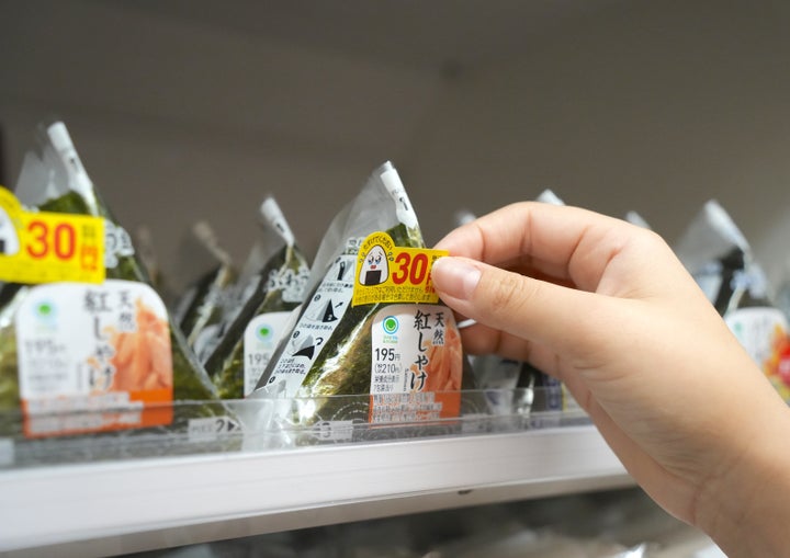 「涙目シール」を貼る様子