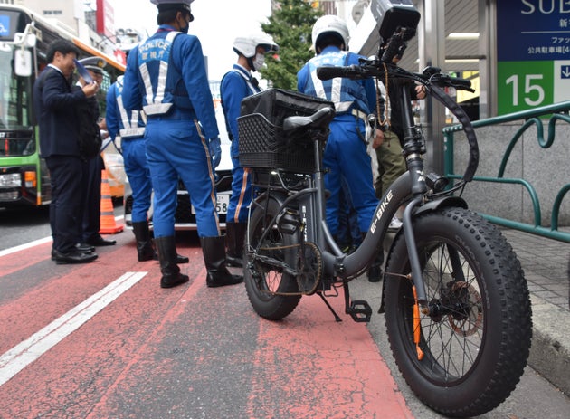 「モペット」の取り締まりをする警察官
