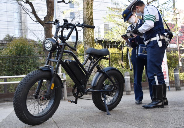 「モペット」を取り締まる警察官