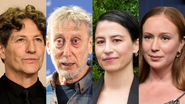 書簡に賛同した（左から）ジョナサン・グレイザーさん、マイケル・ローゼンさん、イラナ・グレイザーさん、ハンナ・アインバインダーさん