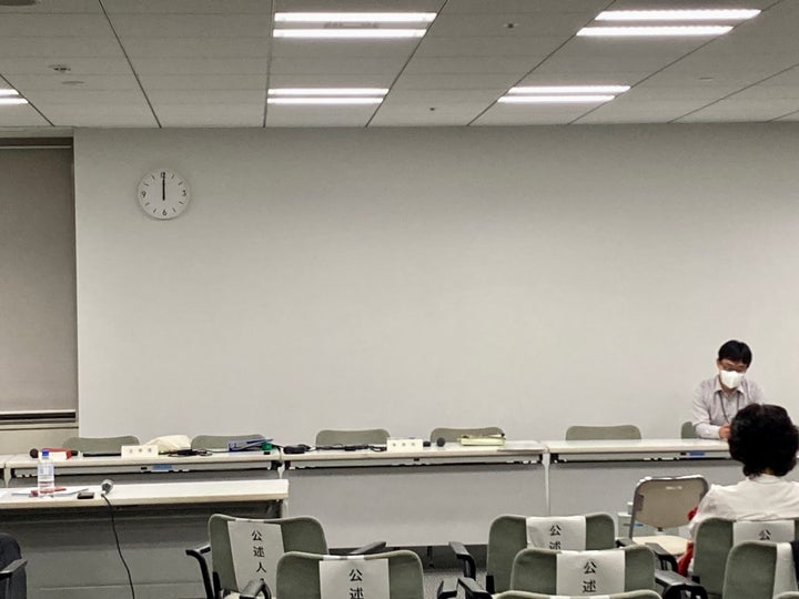 深夜を過ぎても一部の参加者が残り、東京都に対話や2度目の公聴会の開催を求めた